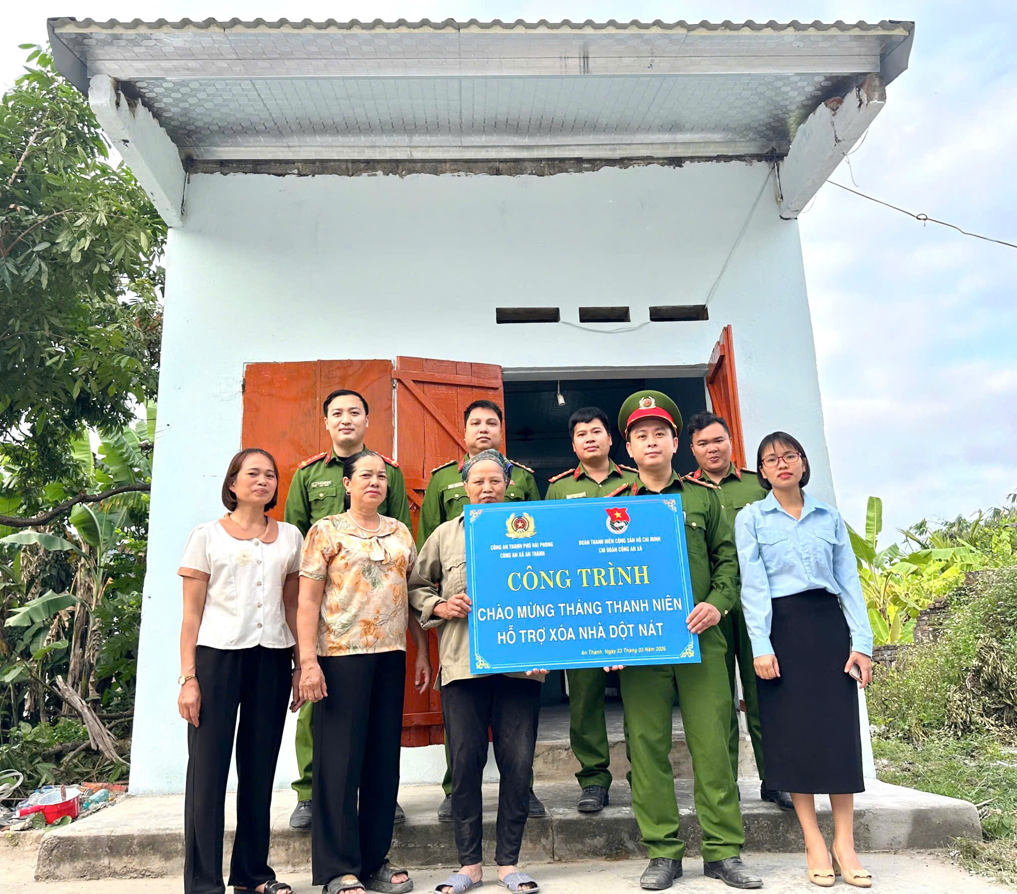 Công an xã An Thành tổ chức hoạt động chung tay sửa chữa nhà cho gia đình có hoàn cảnh khó khăn